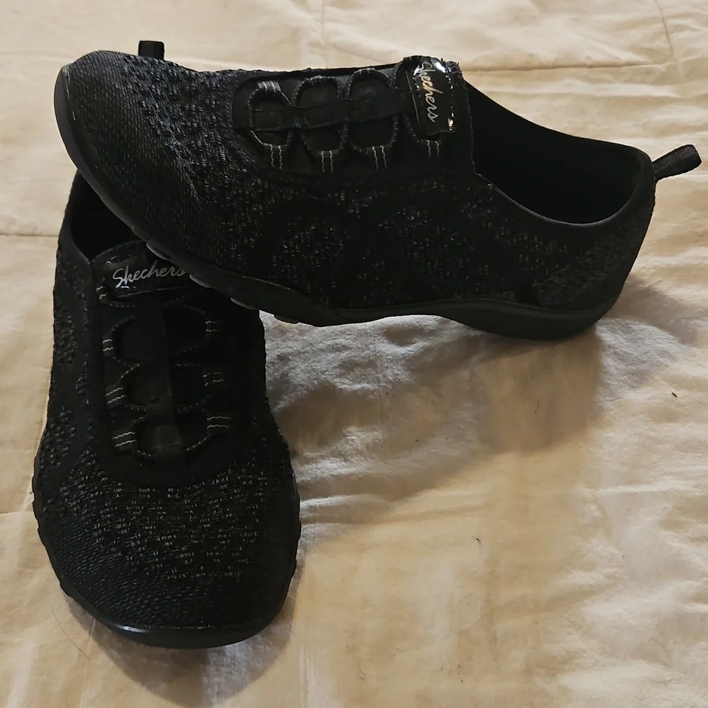 Skechers Women's Black Knit Slip-On Sneakers 7 - Picture 1 of 7